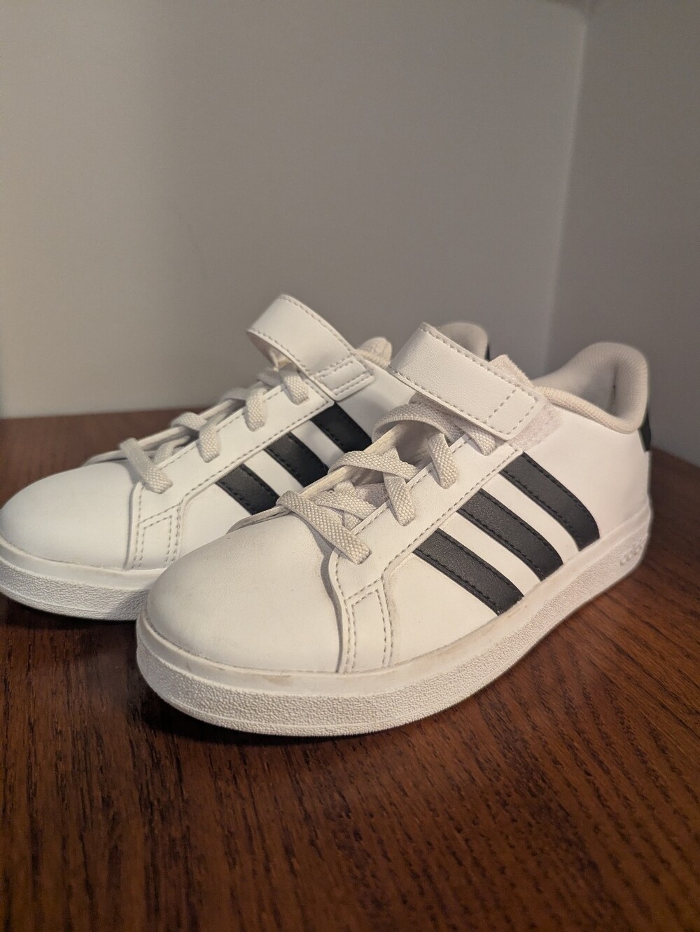 Adidas Grand Court  Kids Sneakers — White / Black Size 1 Like New Unisex